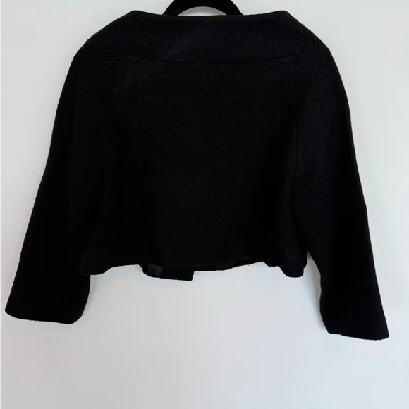 Elegant Black Cropped Jacket - Picture 4 of 6